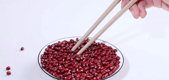 ▲稻谷壳筷子夹红豆，得心应手