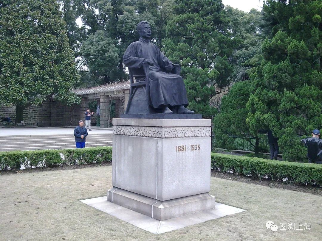 鲁迅公园内的鲁迅塑像(张渊源 摄)