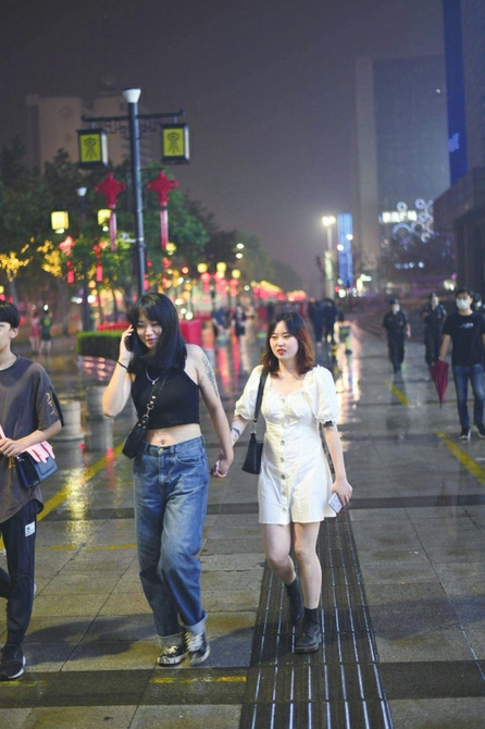 限时步行试行首晚啥样济南泉城路越走越舒服越逛越期待