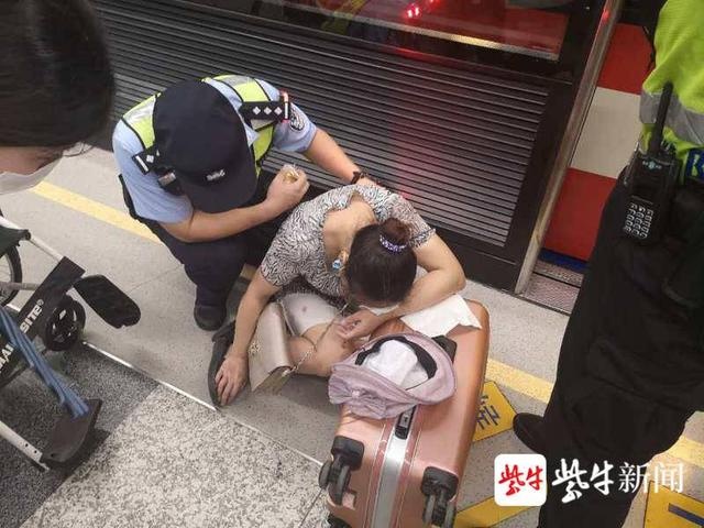 女子中暑晕倒在地铁站,浑身无力只能用手势交流|中暑|地铁站|女子
