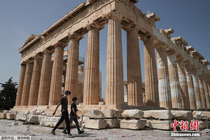 资料图：带着口罩的游客在参观希腊雅典卫城。