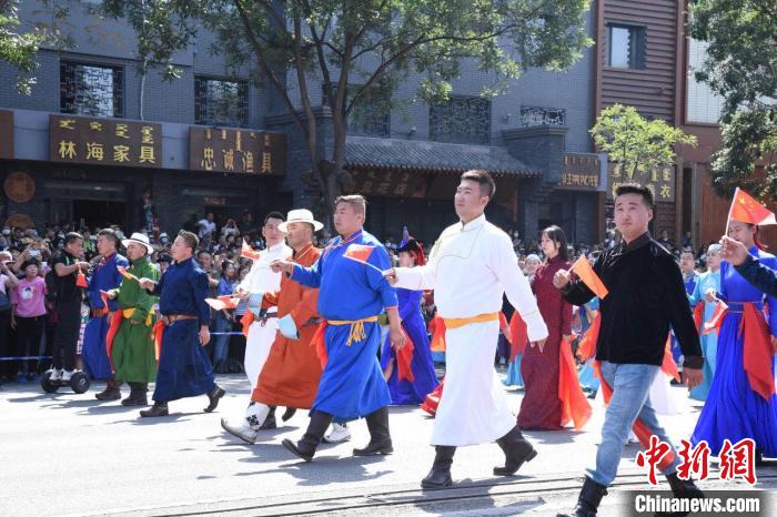 图为第十七届中国·内蒙古草原文化节以巡游方式开幕。　李丽 摄