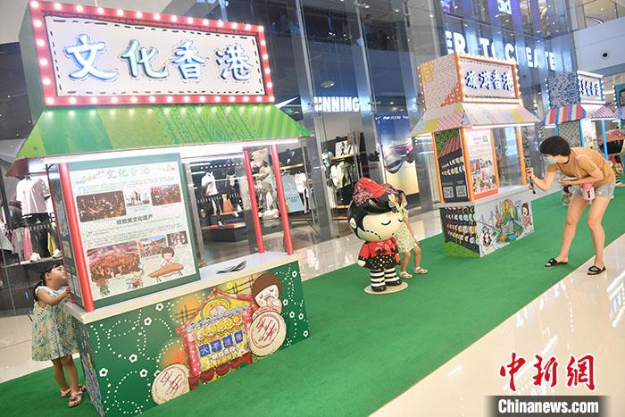“大熊猫游香港”艺术展吸引市民。张浪 摄