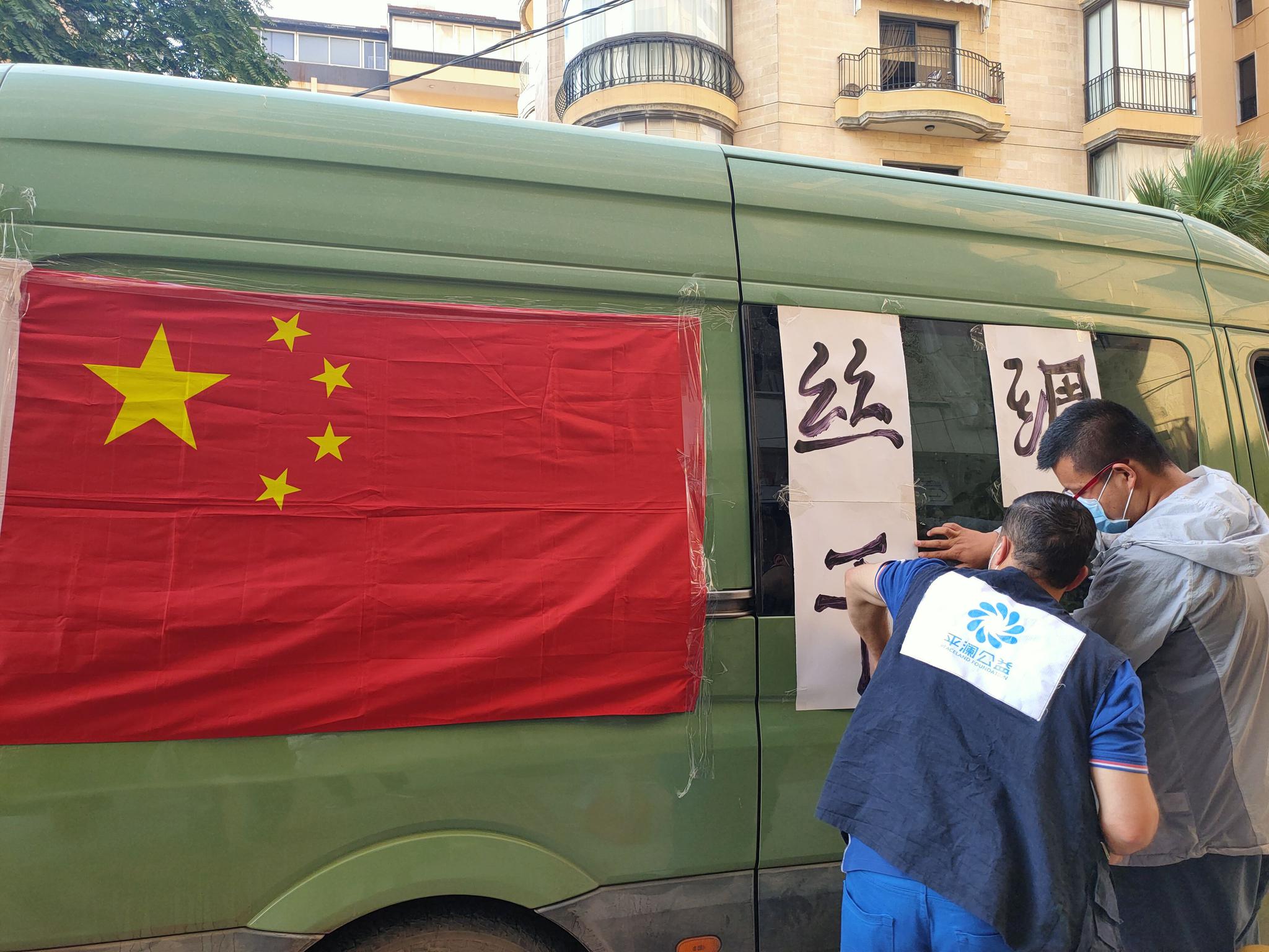悬挂有中国国旗的绿皮卡车。