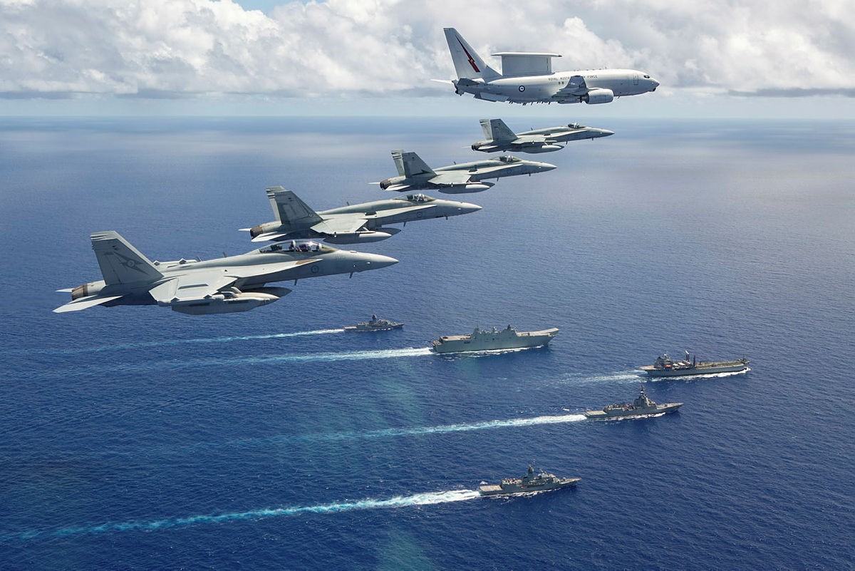 上个月，澳大利亚“准航母”编队与美国海军在菲律宾海举行了联合演习