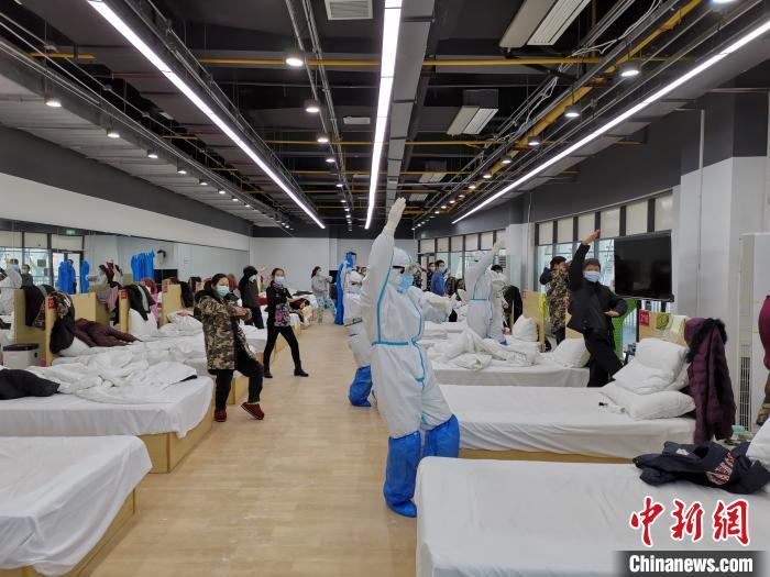 资料图：在武汉大花山方舱医院，医护人员带领一批患者积极“解锁”太极拳技能。后面，医护工作者还将视情教授五禽戏、八段锦。　张明 摄