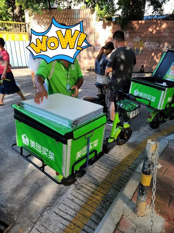 有别于美团外卖,这些美团买菜的地推小哥都身穿绿色衣服,与美团买菜