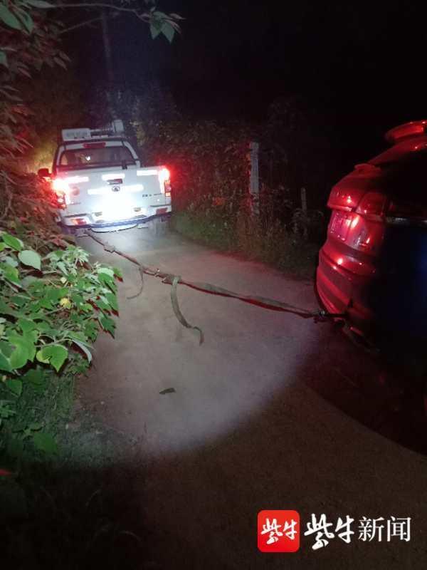 夜里开车跟着导航走,结果误入小道掉进深沟