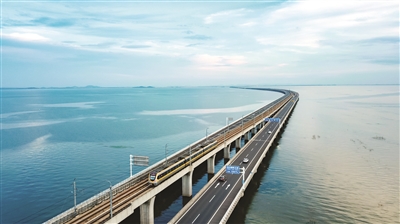 "天空之镜"持续走红 烈日下是他们在守护"天镜之桥"|石臼湖|养护|烈日