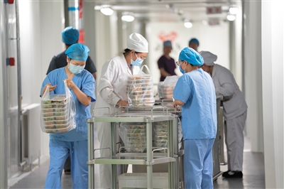 6月16日，地坛医院，清洁区内，护理人员准备将晚餐送入隔离病房。新京报记者 陶冉 摄
