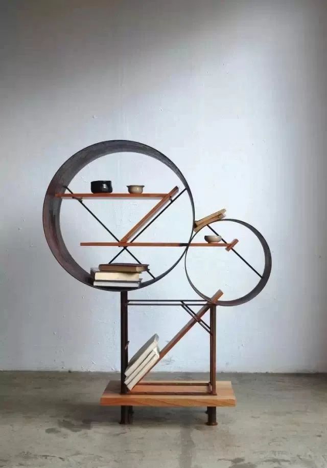 >>不对称书架设计>>衣柜内部不对称设计,使衣物收纳更科学和美观在