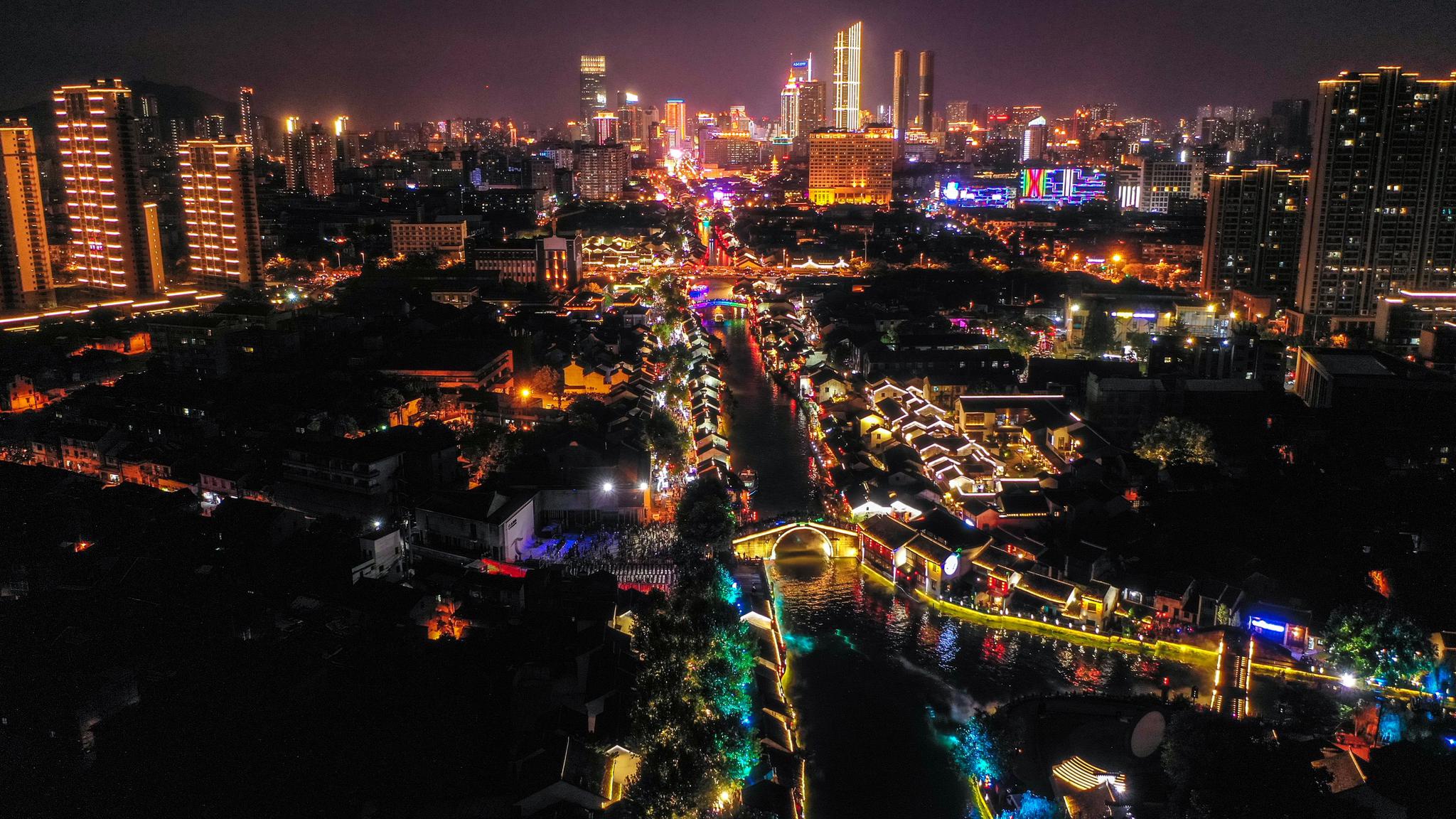 江苏无锡:"夜市画卷"更多彩 游客尽情"度良宵"