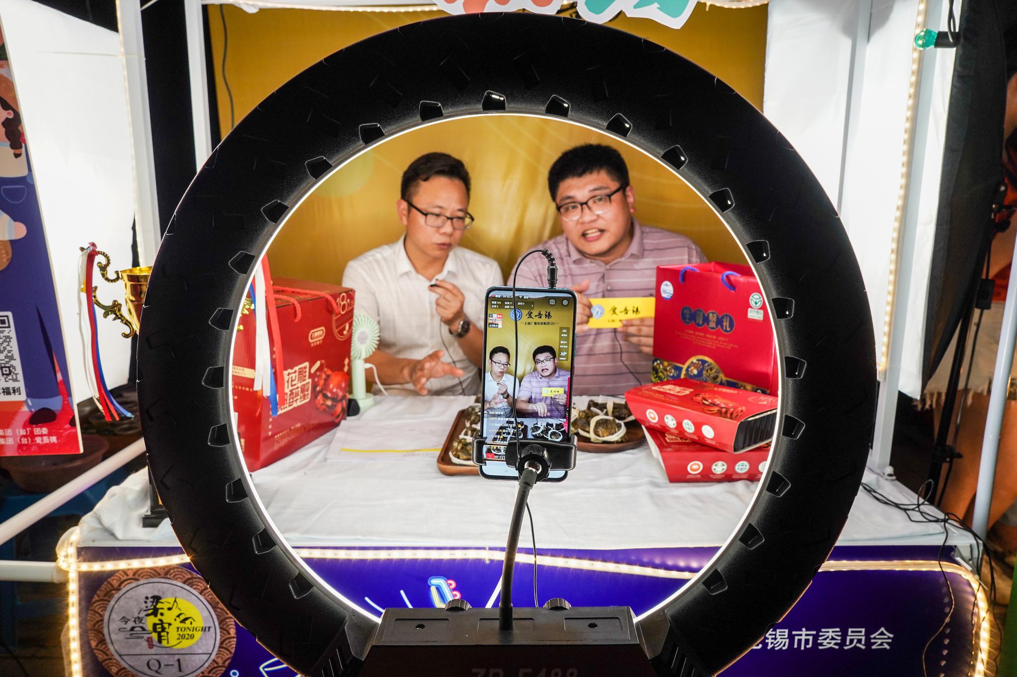 8月8日,两名主播在无锡市梁溪区清名桥历史文化街区进行直播.