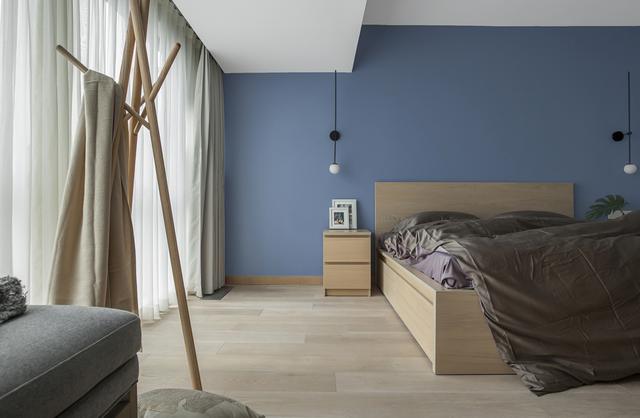 新疆壹品装饰-卧室背景墙采用孔雀蓝的颜色,整体空间显得清新优研有