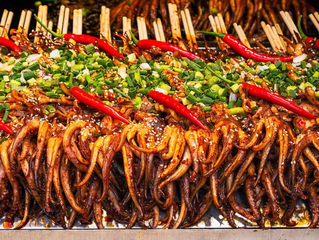 看那海面飞着的像不像你爱吃的铁板大鱿鱼