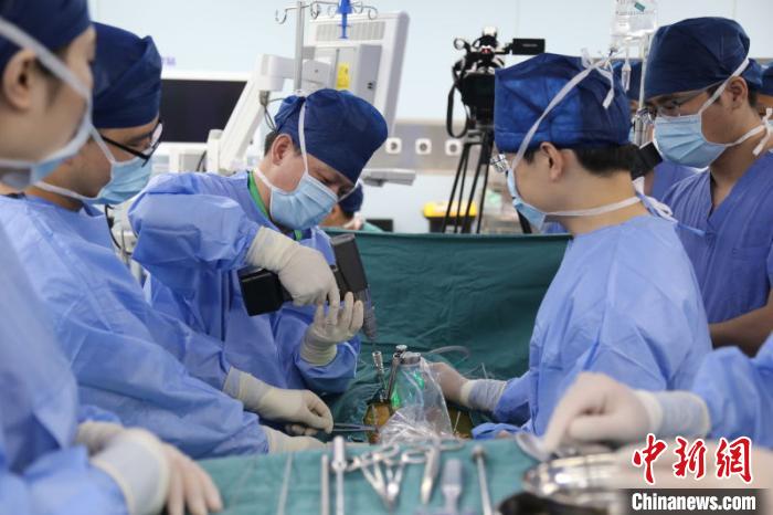 手术机器人辅助，让医生有更多的时间和精力集中到手术的关键性操作上。上海市一医院供图