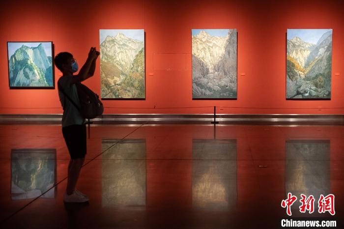 据悉，《华山十年——田学森油画巡回展》还将于今年11月在中国美术馆展出。　泱波 摄
