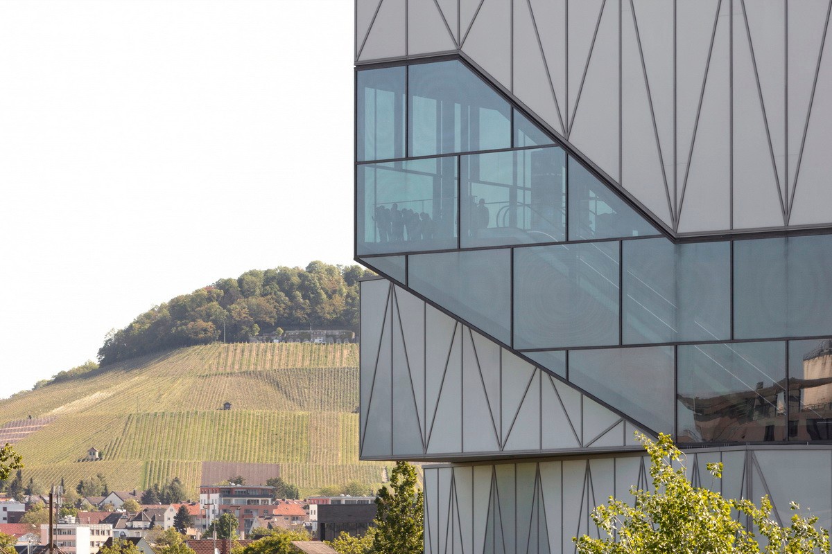 概念图解建筑师将这些主题展厅以马蹄形环绕的方式,分布于大楼的