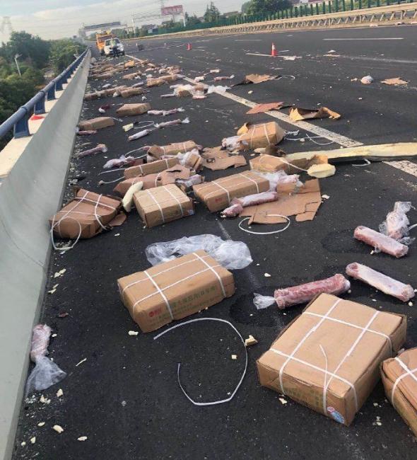 货车高速了遇车祸 7吨猪肉被哄抢 连车门都被拉走 手机新浪网