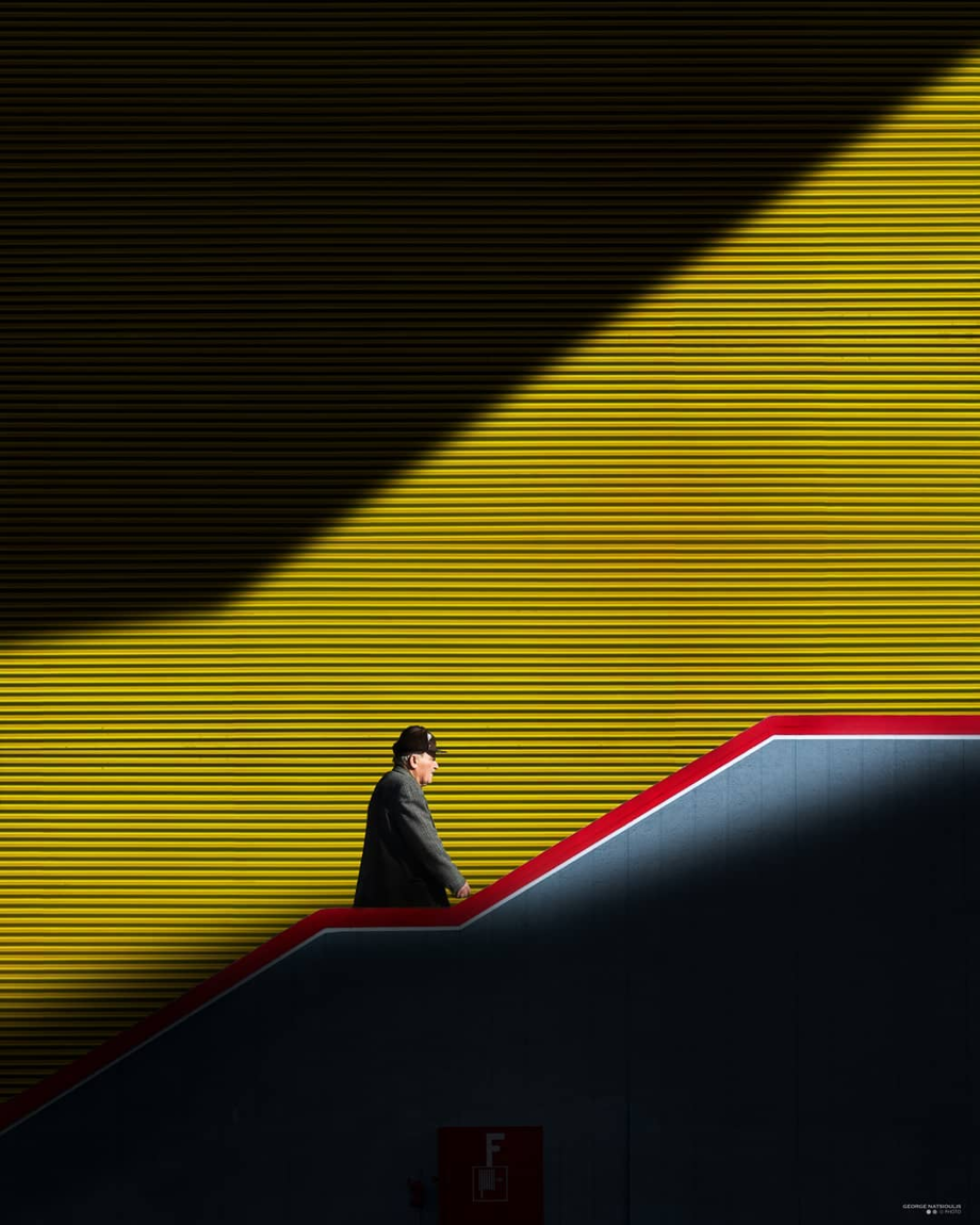 这位摄影师用光与影拍出超现实感的街拍作品