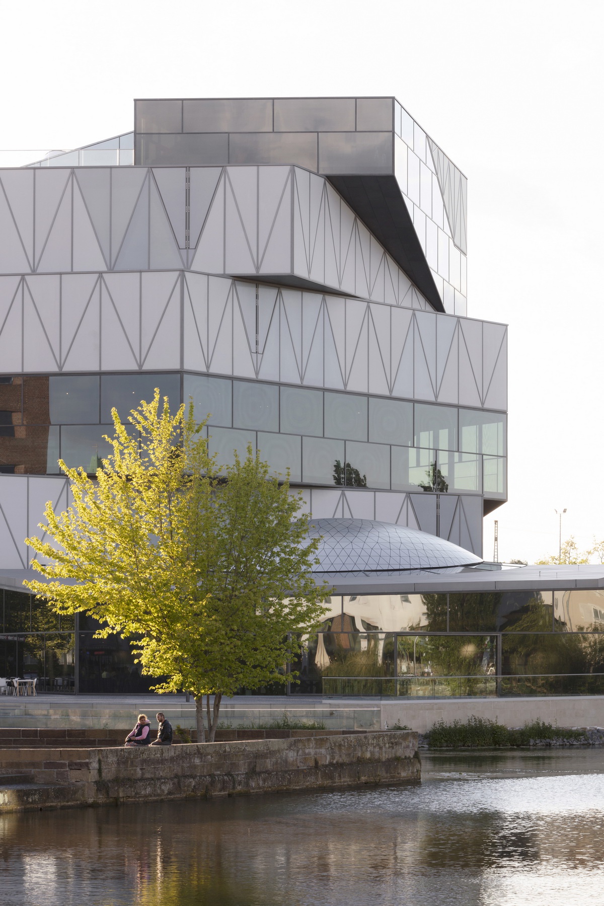 概念图解建筑师将这些主题展厅以马蹄形环绕的方式,分布于大楼的