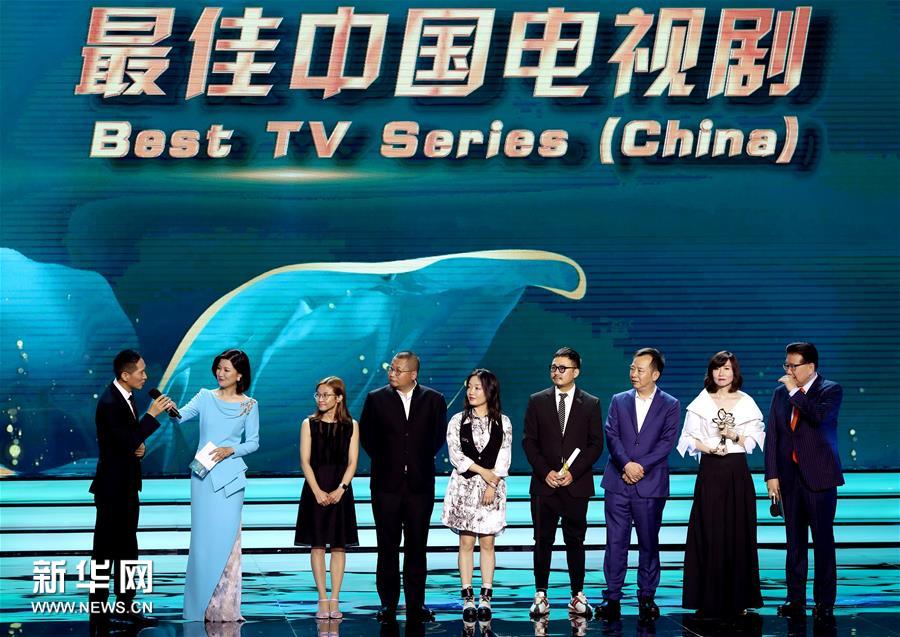 在上海举行的第26届上海电视节白玉兰奖颁奖典礼上,获得最佳中国电视剧奖的《破冰行动》剧组发表获奖感言。 新华社记者 刘颖 摄