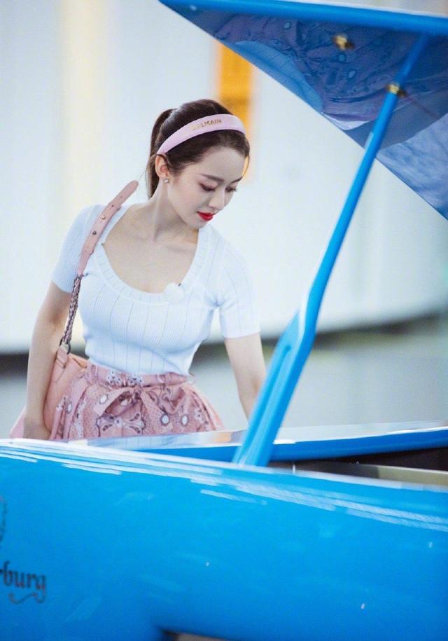 吉娜又穿针织衫,配粉色半身裙,看似廉价却是她保持身材的秘诀