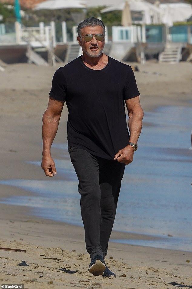 史泰龙和妻子海边深情对望51岁模特秀腹肌小女儿精致巴掌脸