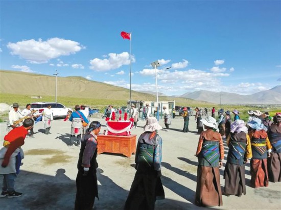 图为定日县尼辖乡开展"文化进万家"活动,让"四讲四爱"如春风化雨般