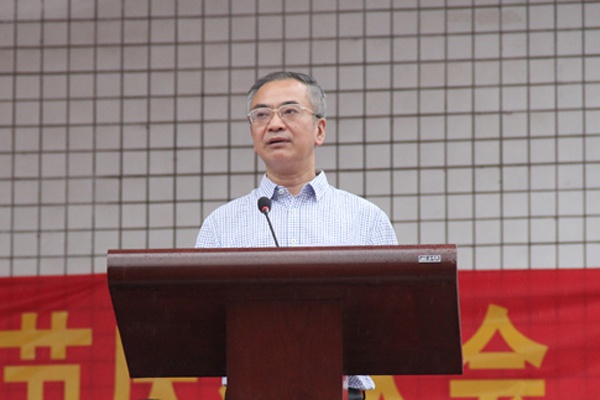 江津中学党委书记,校长龚彤致辞.