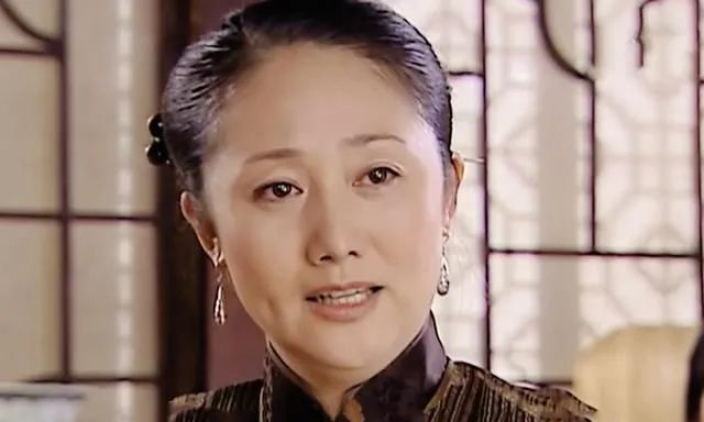 还记得《还珠格格》里的令妃娘娘吗?她现在长这样