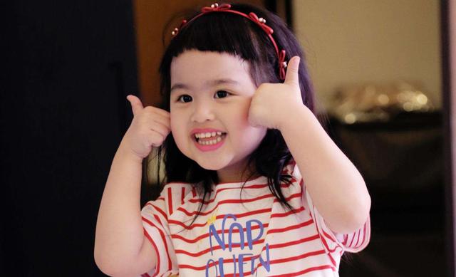 被戏称开挂了,孩子像他这样养当然会好看|包贝尔|教养|饺子_新浪新闻