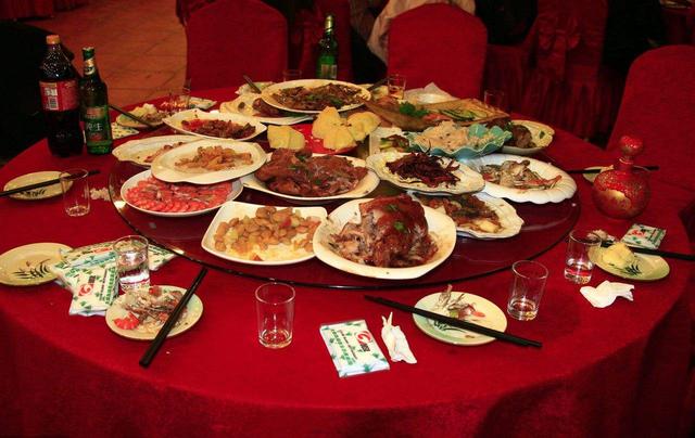 重灾区一桌宴席饭菜约15斤竟要浪费这么多