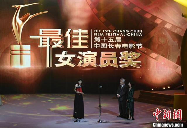 任素汐凭借《半个喜剧》获得最佳女演员奖. 张瑶 摄