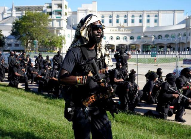 美国黑人彻底怒了!荷枪实弹走上街头,装备精良不输正规军