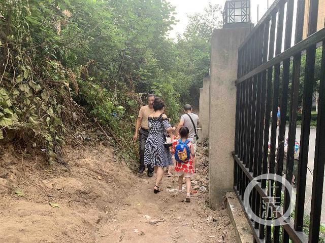 现实版愚公移山记：金茂珑悦小区居民自发挖出“上学小道”休闲区蓝鸢梦想 - Www.slyday.coM