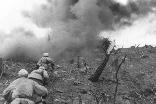 志愿军战士在朝鲜战场上英勇战斗(资料图片)