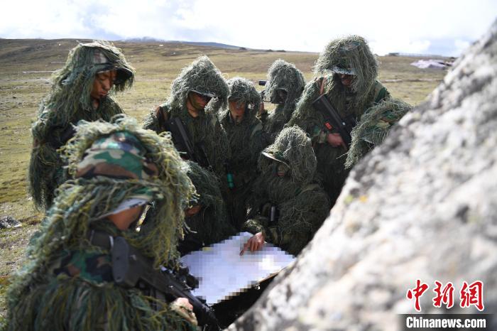 科目训练中的狙击手。中国人民解放军77635部队 供图