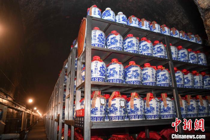 湘窖洞藏酒庄每卖出一坛美酒,就将销售额的5%作为善款注入"湘窖·我的