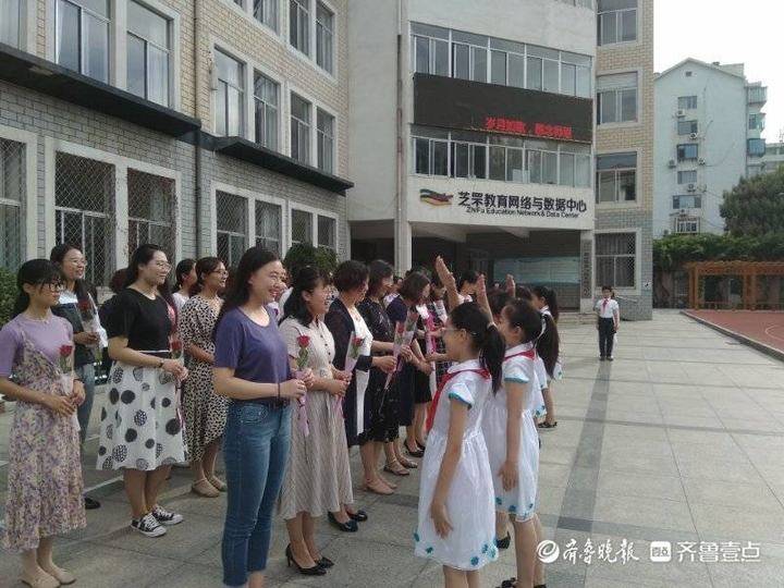 鲜花献老师!烟台建昌街小学这样过教师节