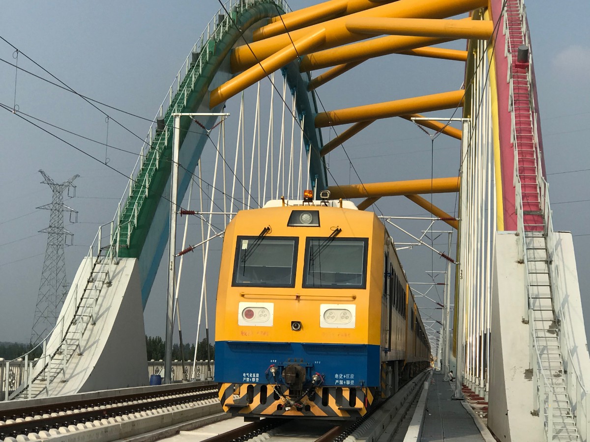 京雄城际铁路全线接触网贯通