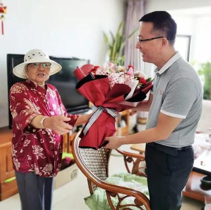 每走访一处,马述涛副校长都与老干部促膝交谈,带