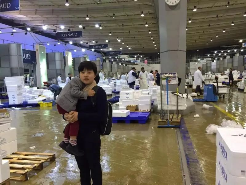 张颂带着孩子在凌晨3点的墨尔本海鲜批发市场。（图片来源：网络）