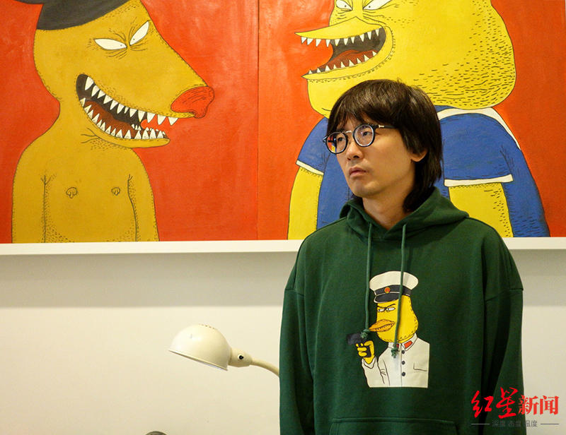 彭磊身着北海怪兽帽衫