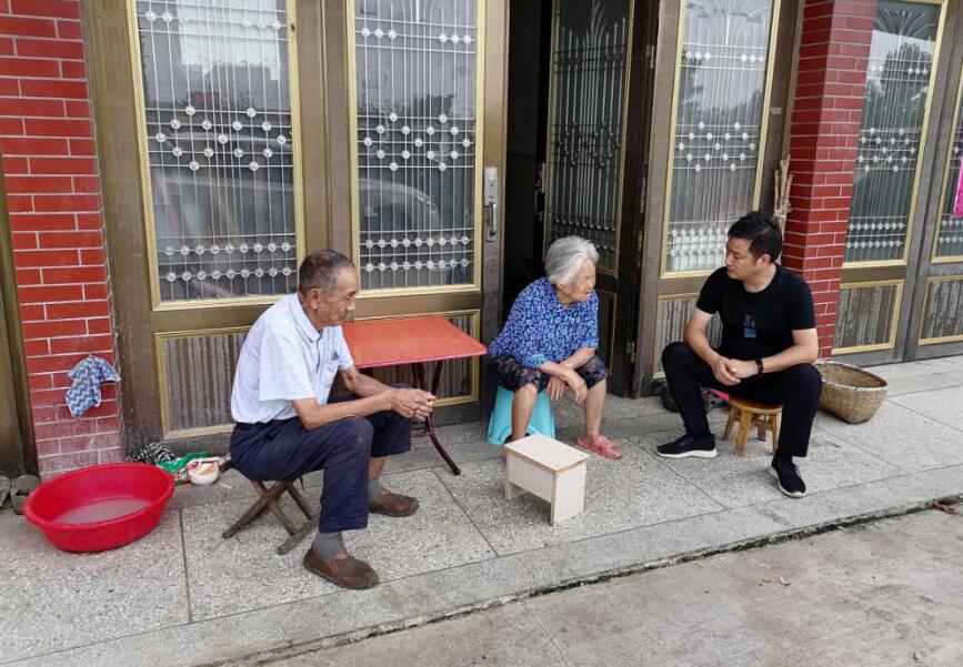 图为张殿荣(右)走访茆桂山老人