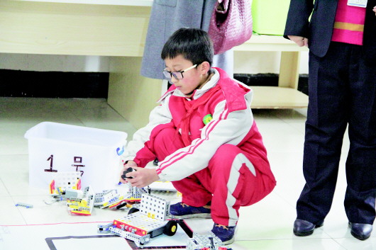 炭窑小学的学生在乡村少年宫学习书法.