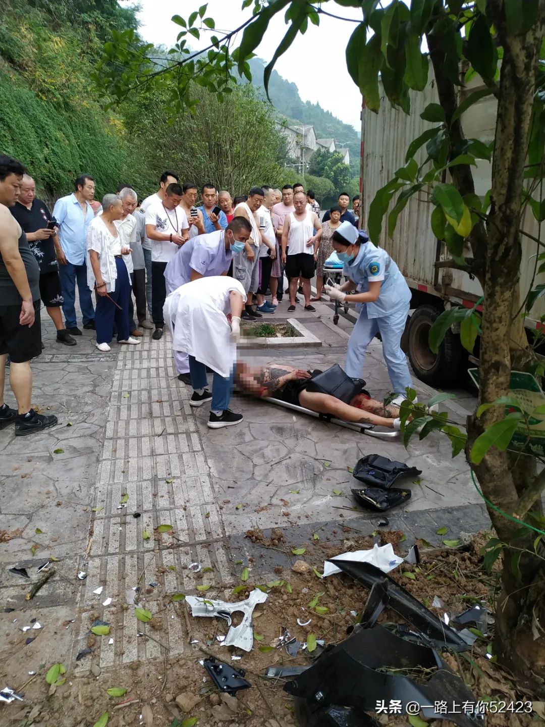 南充摔惨了摩托车撞上货车驾驶员送进医院