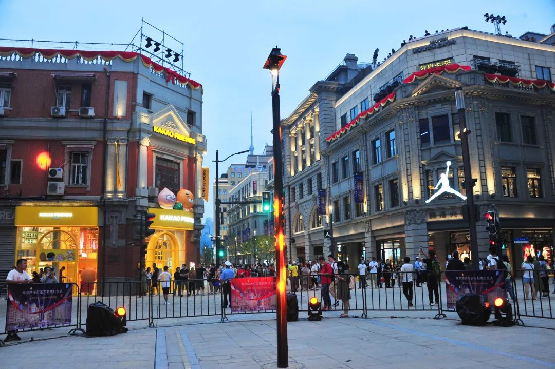 江西中路口的上海第一根弧光灯灯杆、南京路第一盏路灯昨晚也点亮。杨建正  摄