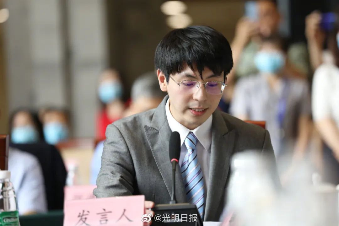 陈薇之子麻恩浩在会上发言:"非常有幸作为家属,在