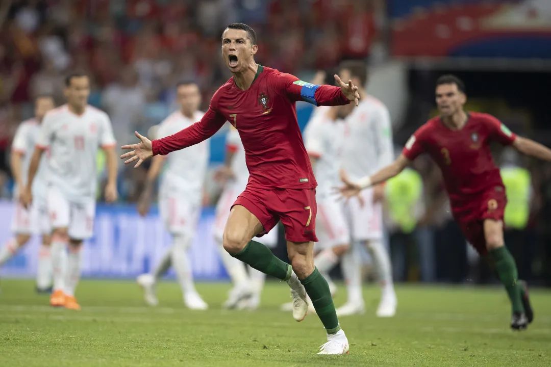 葡萄牙队的C罗在欧洲杯预选赛中大显身手，帮助球队保住出线资格